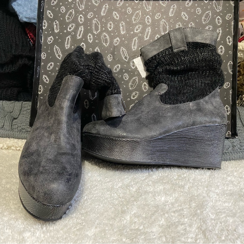 Mukluk grey gray wedge boot bootie western size 9 euc Quinn